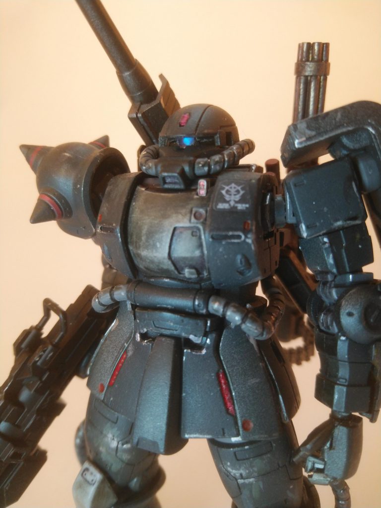 モノアイはくり抜いた穴にクリアパーツを埋めて、偏光シールを重ね貼りしました。が、苦労に見合うだけの存在感は出ませんでした、、、