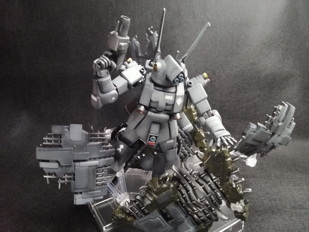 欲しいガンプラが全く手に入らないので、積んであったザクフリッパーを作成しました稼働できるように関節だけ仕込む予定でしたが、ちょうどリサイクルショップで武器無しのHGザクが安く売っていたので手足だけ変えれば楽かも…と思ったのが間違いでかなり形が違うところが多く、結局かなりのところをいじる羽目になってしまいました