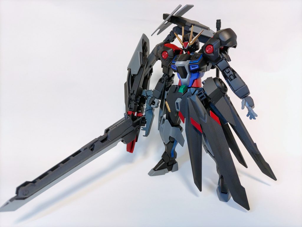 ガンダムレイヴン漆黒のボディの右側には巨大なサブアームと大刀、左側にバインダースカートを備えた近距離重視の機体。最初に背負い物をシンプルにしよう、という目標を立てました。ただデカイ刀を持たせても面白くなかったのでデカいアームで扱う感じに。反対側にはカウンターバランスも兼ねて腰布風にバインダーを装備。