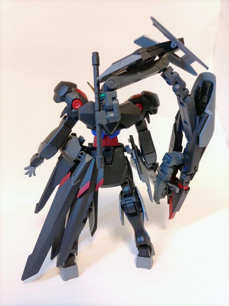 背面はシンプル。命綱のアームがむき出しじゃダメだろってことでコアガンダムのシールドを加工して装備。アームの基部にはビームサーベルを装備。