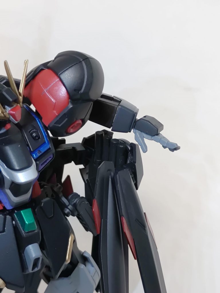 左側が手薄と思いきやバインダースカートには4本のビームダガーが収納されており・・・
