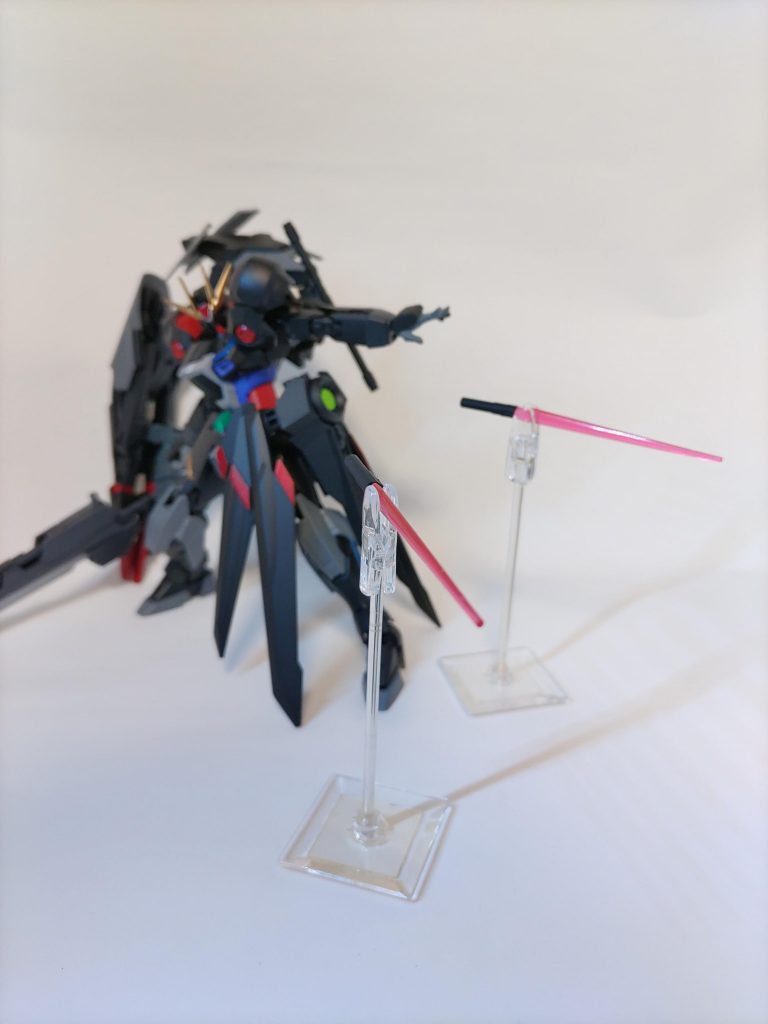 投げつける!今回のこだわりポイント(?)(実際にはブレイドドラグーンも装備されてるのでそれほど手薄じゃない)メインのアームで鍔迫り合いしながら抜いて使ったりも。