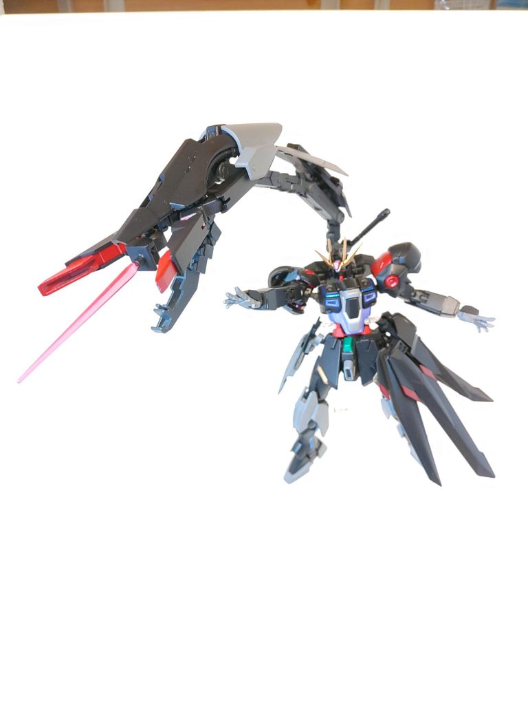 アームはクローの開閉ギミックのほか、ビームサーベルも装備。ビームライフルとしても使えるの貴重な遠距離用の装備。