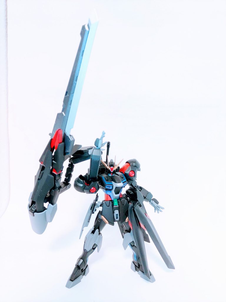 収まらないのでかなり短くしてますがアームはかなり伸びます。大刀も色んな方向に向けて構えられるのでスッ・・・
