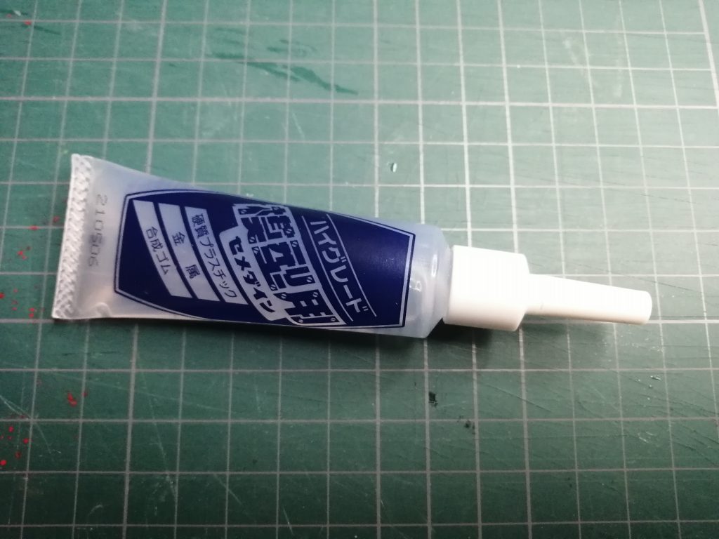 カメラが全身に仕込まれた機体のため小さなHアイズをいくつも使いましたが、今回この「セメダインハイグレード模型用」を使って接着することでクリアーパーツが全く曇らずにっ接着できました これはおススメです