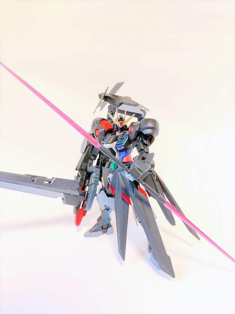 アームの基部にマウントしたビームサーベルはデフォルトでアンビデクストラスハルバード状態です。