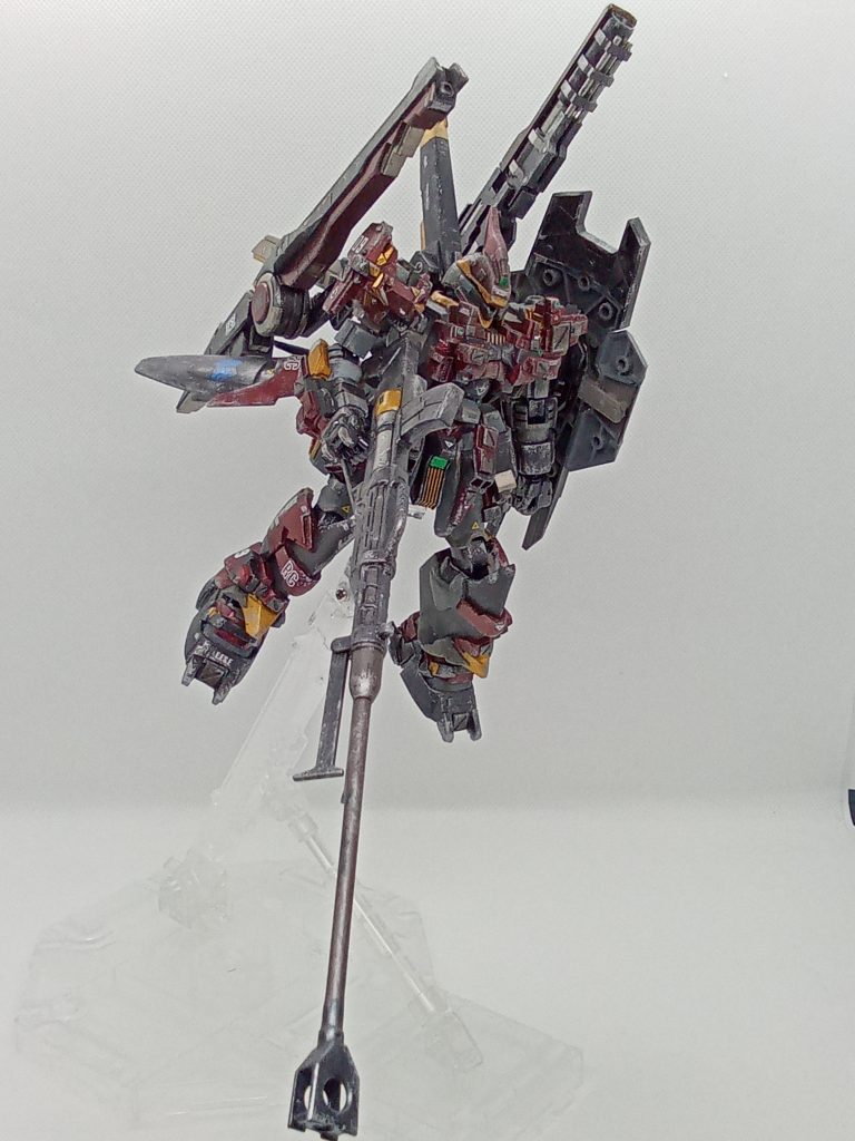 背面の武装は換装可能 弾薬が切れたらパージ色は自分の好きなブラッドレッド塗ってる途中でナニかに似てきたな・・