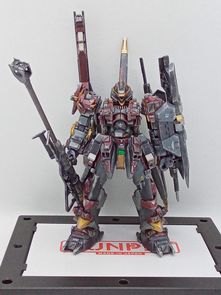 真正面からパテで全身をマッシブに 腰は延長ついでに細く スカートはスラスターを増設 後のスカートはGP03から拝借シールドには漢の浪漫【パイルバンカー】弾薬がつきたら重装甲をいかしての突貫【分の悪い賭けは嫌いじゃない!!】色々やっているうちにジオンでも連邦でもないデザインに・・