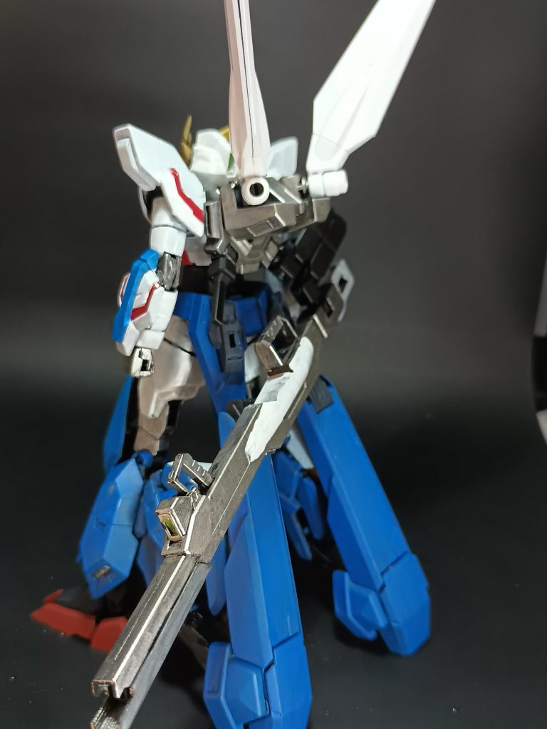 脚部はアヴァランチエクシアの方と足をユーラヴェンガンダムに組み合わせてます