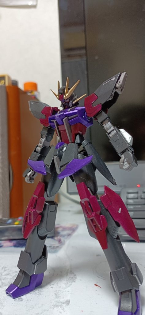 ゼクスストライクガンダム ツヴァイク tier0「ツヴァイク」はドイツ語で「枝」を表す。主な武装を己の拳のみという超近接型の機体である。射撃装備も無いため遠距離戦を苦手とするが、その軽装さから瞬時に相手を射程範囲内に入れることが可能である。