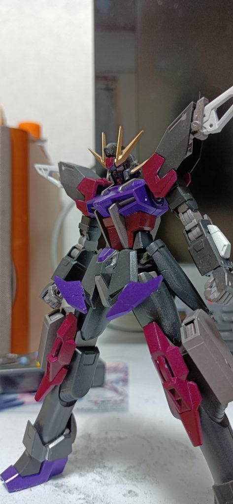 ゼクスストライクガンダム tier1ゼクスストライクの基本形。tier0の射撃武装を全く取り入れないコンセプトから、中近距離戦でも活躍できるようにビームピストルとビームブーメランが追加された。そして本機は全体の粒子エネルギーをマニピュレータに集中させることにより、高い切断能力を有するビームソードを形成することができる。威力に特化したビームソードだが、エネルギーを多く消費するのと、偏った使用をするため、エネルギー切れ等のトラブルが発生しやすくなる。そのため、使用の際はエネルギーを調整する。ビームピストル火力は低いが中近距離、近距離の牽制としては十分に効果を発揮する。フラッシュエッジビームブーメランディスティニーガンダムに搭載された物と同等のもの。刃の出力を変えることでビームサーベルとしても使用可能。