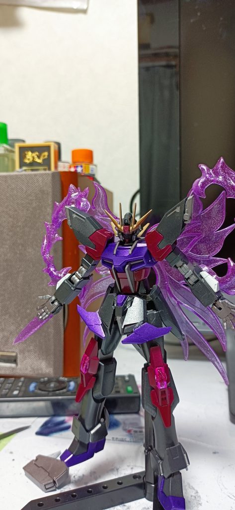 強化形態　ゼクスストライクガンダム tier1(アインエッシェルング)全身を駆け巡るエネルギーが膨張し、各部から炎の様に漏れ出す状態「アインエッシェルング」。これはビームソードの出力を限界まで上げ、ビームピストルやフラッシュエッジビームブーメランなどのハードポイントを露出させ、そこから溜まったエネルギーを放出し、それを防御や攻撃に使う。全身のエネルギー生成を無理矢理増加させているので、時間でオーバーダウンを起こすというデメリットがあるが、それに見合う機動力の強化、破格の攻撃力を実現した。さらにそのエネルギー全てを片方のマニピュレータに集中させることで、必殺の「ゼクスフレイム」を放つことが出来る。