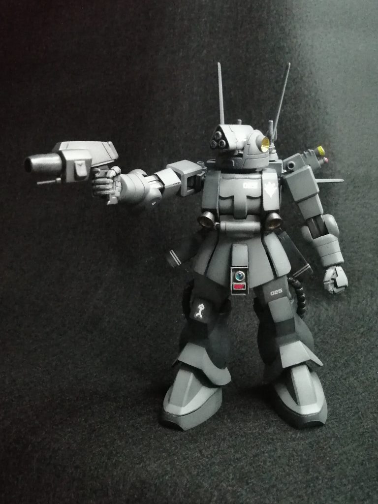 ずっとグレーの単色かと思っていたのですが、ベースと胸と足だけ濃いグレーの2色でした サイズが小さいので説明書通りに塗ってしまうとメリハリがないため、濃いグレーは少し濃いめの配色にしています基本はニュートラルグレーで関節や動力パイプは黒鉄色です最近の作例はミラークローㇺとかギラギラにしている方が多いので黒鉄色ってあんまり使わない気がします