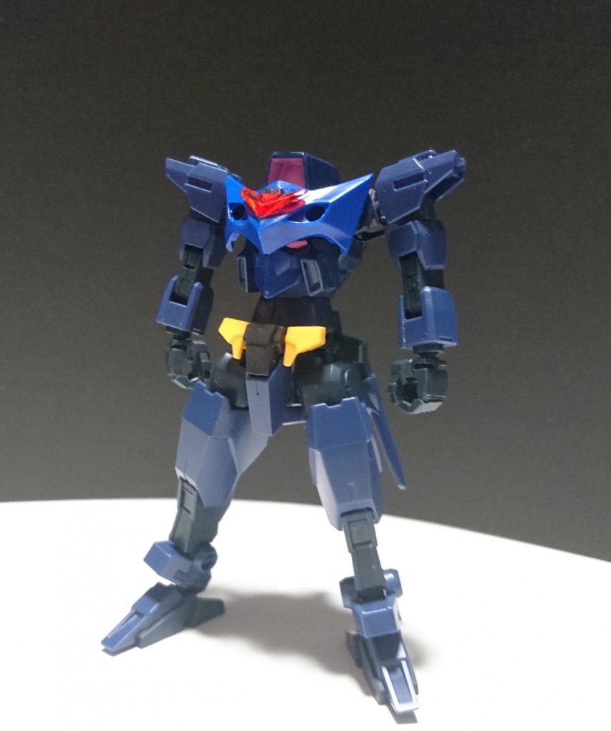 敵に強奪されイーヴィル・フェイスとなっていたプロトフェイスが、紆余曲折を経て現在の姿に改修されたと言う設定で制作。セラフィムとコアⅡティターンズカラーを使用し、胴体パーツは武者○伝のカイジュウマルとBB戦士カイザーガンダムのパーツを使用しました。