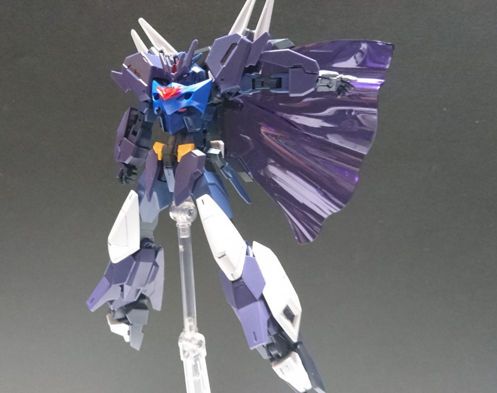 マントをたなびかせ、颯爽と現れるウラヌス・Z。