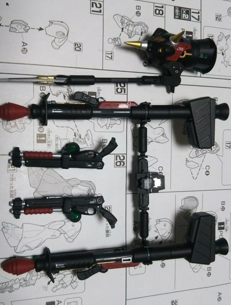 武器類作成のきっかけとなったハンマー!色々なパーツを切り貼りして作成。(ハンマー部は可動式)柄の先端をブレードにしてあるのはヴァジュラ(独鈷杵)をイメージ。ショットガンは膝横の穴にジョイントを作成してマウント。