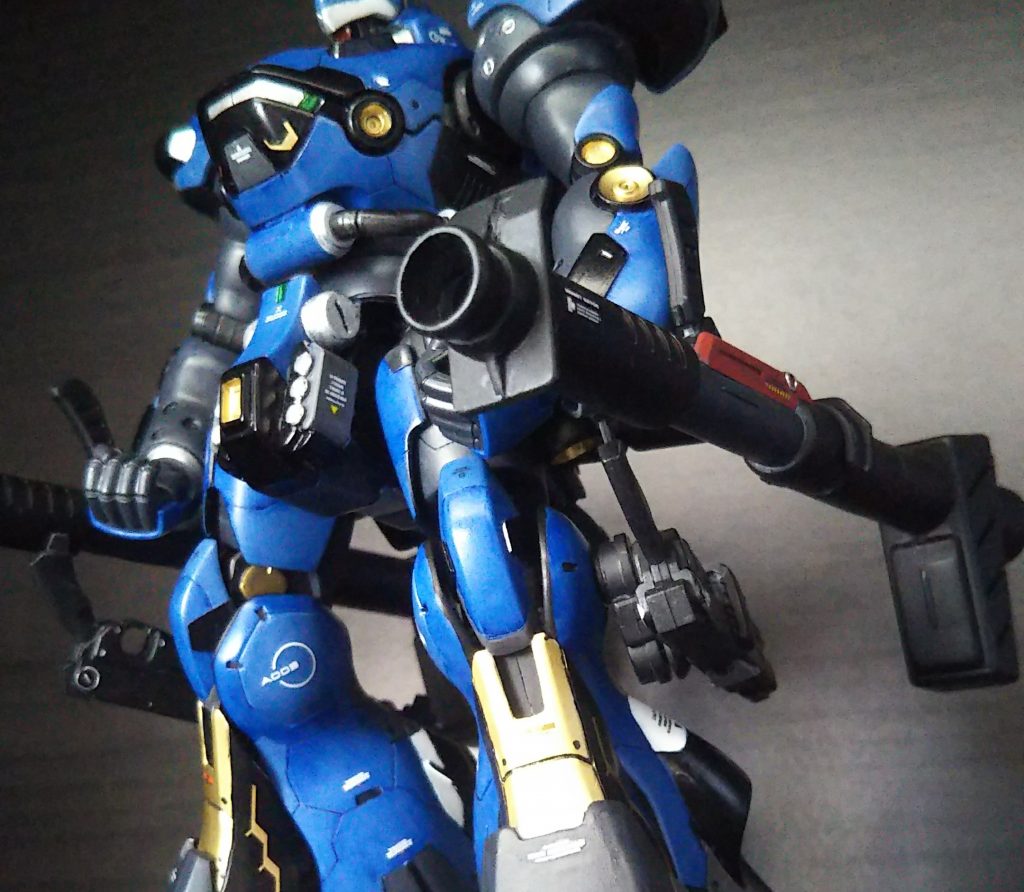 バズーカはバックパックから腰にマウント位置を変更。A・S・P-Uに干渉しないよう弾倉部を上下逆さまに変更。F91のヴェスバーみたいな感じで撃ちます笑