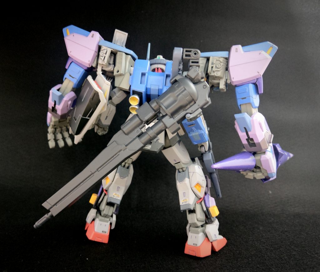 ハイメガキャノン砲は折り畳み、格闘戦にも対応可能。