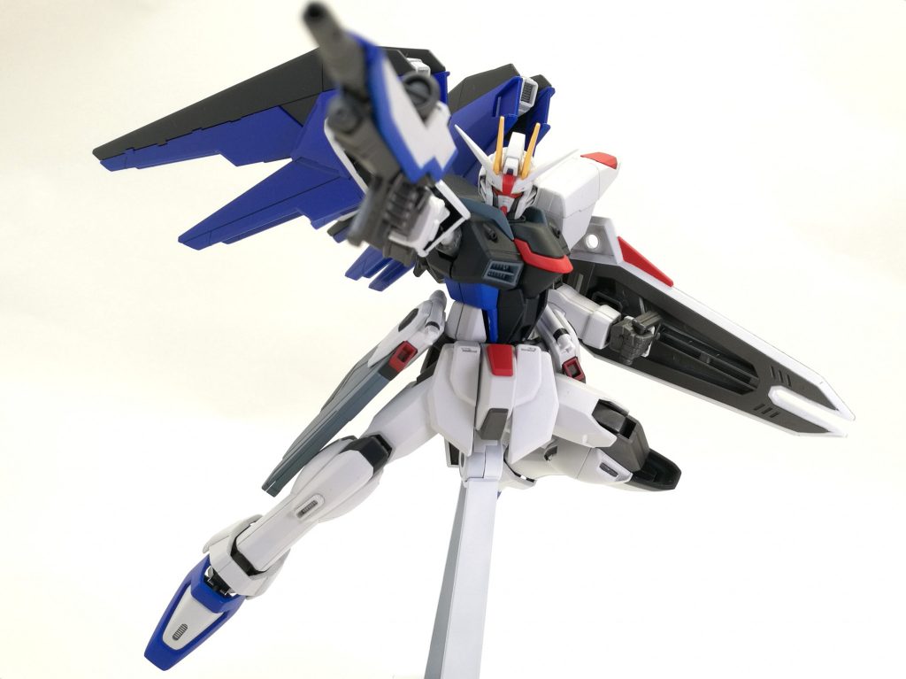 種ポーズ「ガンダムSEED」のロゴが目に浮かぶぜ。