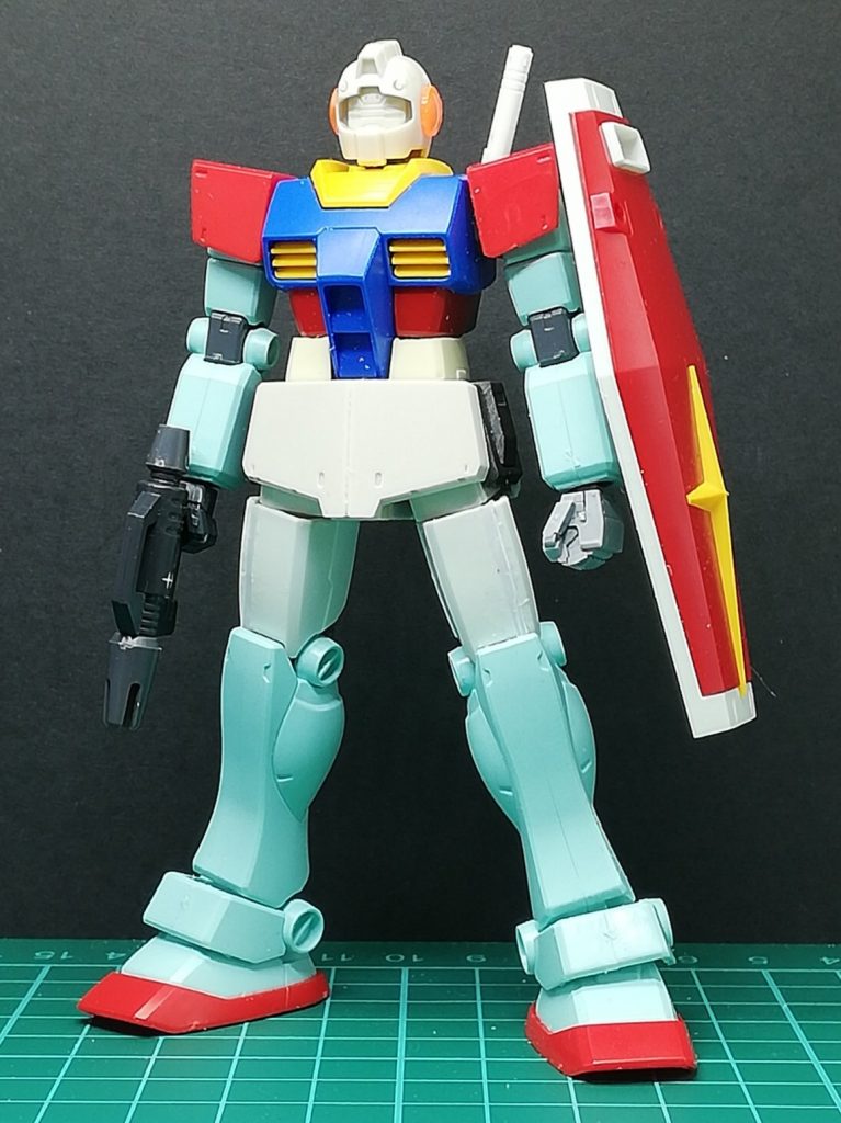腕・スネはHLJUCジム。胸・太腿・盾はリバイブのガンダム。頭・腰はオリジンのジム・ナイトシーカーの余剰パーツ。ビームスプレーガンはシステムウェポンセットのもの。頭が貴重品すぎる……。各パーツを組み合わせて、そのままでは寸法が合わんところが出てくるのでちょいちょい調整。てな感じで作ってます！