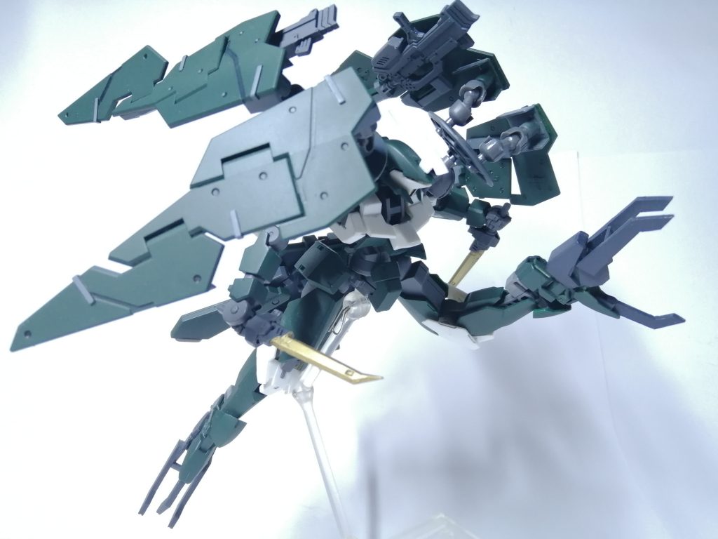 狙撃メインの機体だが、ダガーと大型クローレッグにより近接戦でも戦闘力を発揮する。