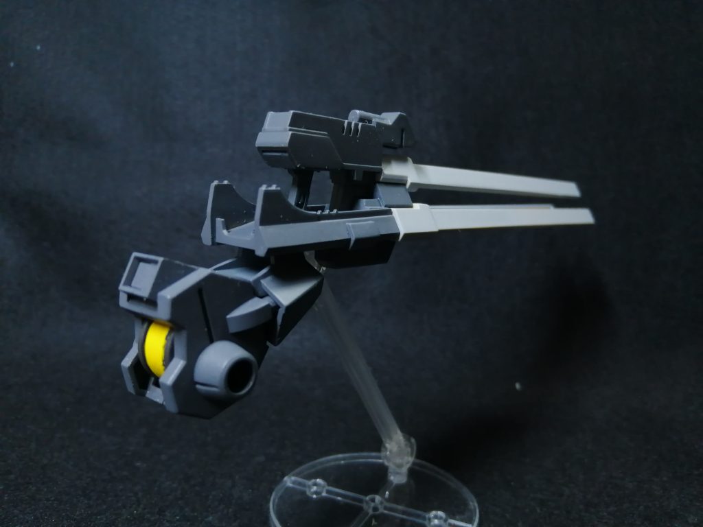 レギンレイズの試作長距離レールガンの発展改良型。砲身が開放式になったことで前身よりはるかに高出力の射撃でも砲身が破壊されることはない。弾丸は通常のものたが、弾速はダインスレイヴに匹敵し、垂直に命中すれば遠距離からでもMSの装甲を貫通可能。