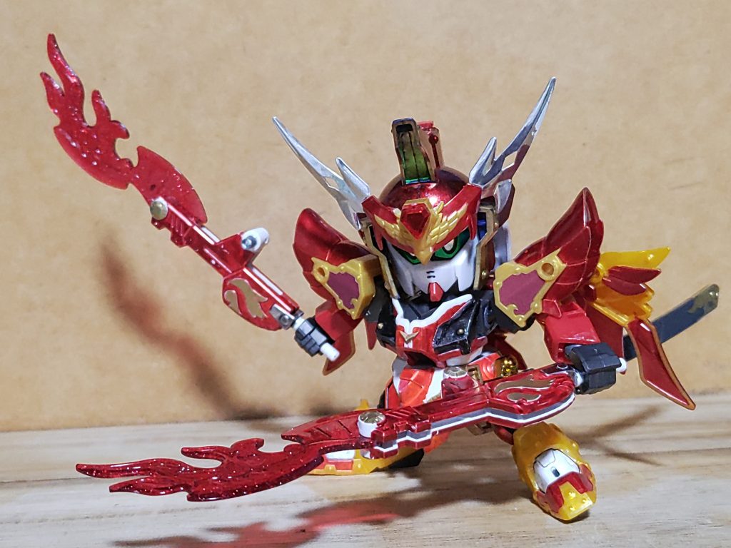背中に携えているのは、千力の使っていた武器を模した『焰武(エンブ』。可変式の刀で、灯皇自身は両手に持って使う。しかし、これは仲間とのコンビネーションで更に真価を発揮するのである…。