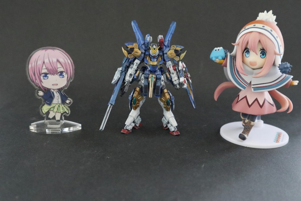 (´・ω・`)ボークスで売ってた700円ちょっとする五等分の花嫁のアクリルスタンドとPLUMから発売されたゆるキャン△のなでしこちゃんのミニフィギュア(1,500円ちょっと)を並べてのサイズ比較、なでしこちゃんが70mm(7cm)なのでそれよりはちょっと小さいくらいなので大体5cmくらい