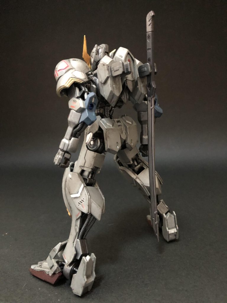 ブルーやレッドのトーンを落として塗るとちょっとだけ印象が変わりますね。