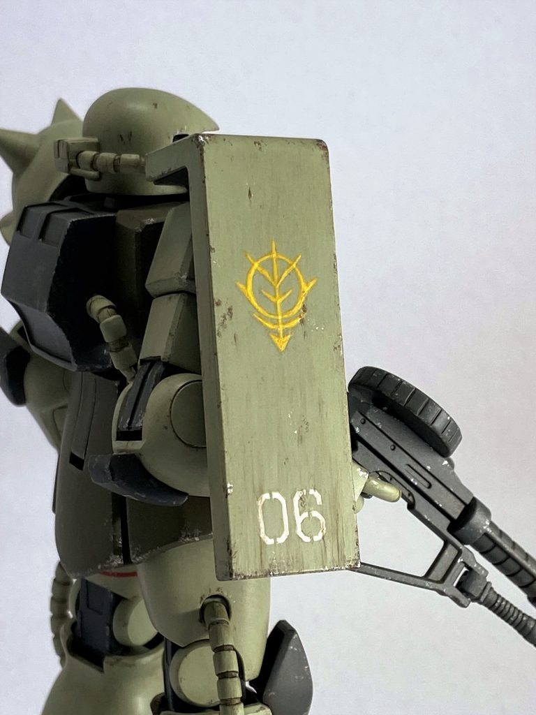 デカールを見ながらエンブレムも手描きしました