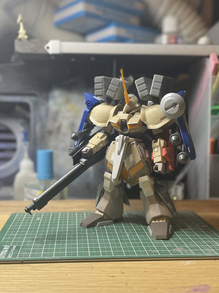 ミキシングパーツが丸分かりの塗装前です。