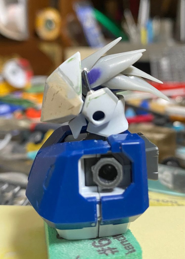 頭部。ギャンスロットの頭部パーツにエポパテを盛って削って作成しました。タテガミに見えるよう5㎜プラパイプを削って接着しています。イメージ通りの頭部が出来ました!