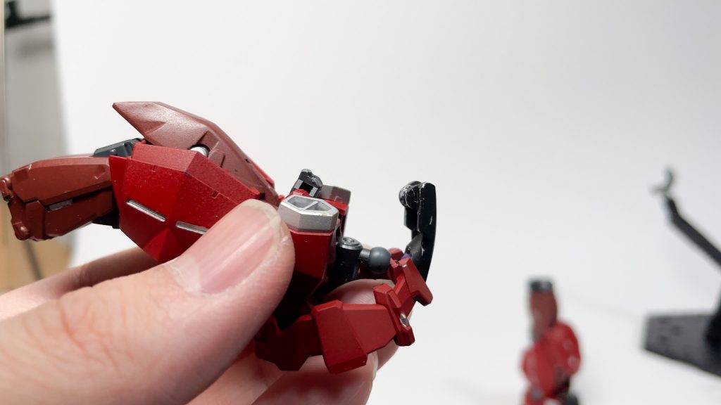 細かいパーツが多いですよね〜。組んだりバラしたりしてたら足のCジョイントや爪のジョイントを破壊しました。つらい。