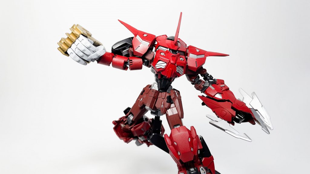 その股ぐらにロケットパンチ!!