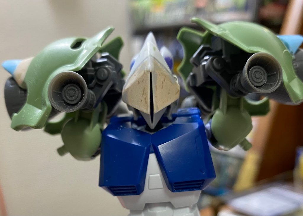 高機動型機体が好きなので、いつも肩についてはバーニア・スラスターをモリモリにしてしまいます。接続と稼働の確保の為、肩部基部についてはマンロディの肩部パーツを使用しました。高機動ユニット部はSDクシャトリヤのバインダーをカットし、その中にジャンクパーツを詰め込んでいます。