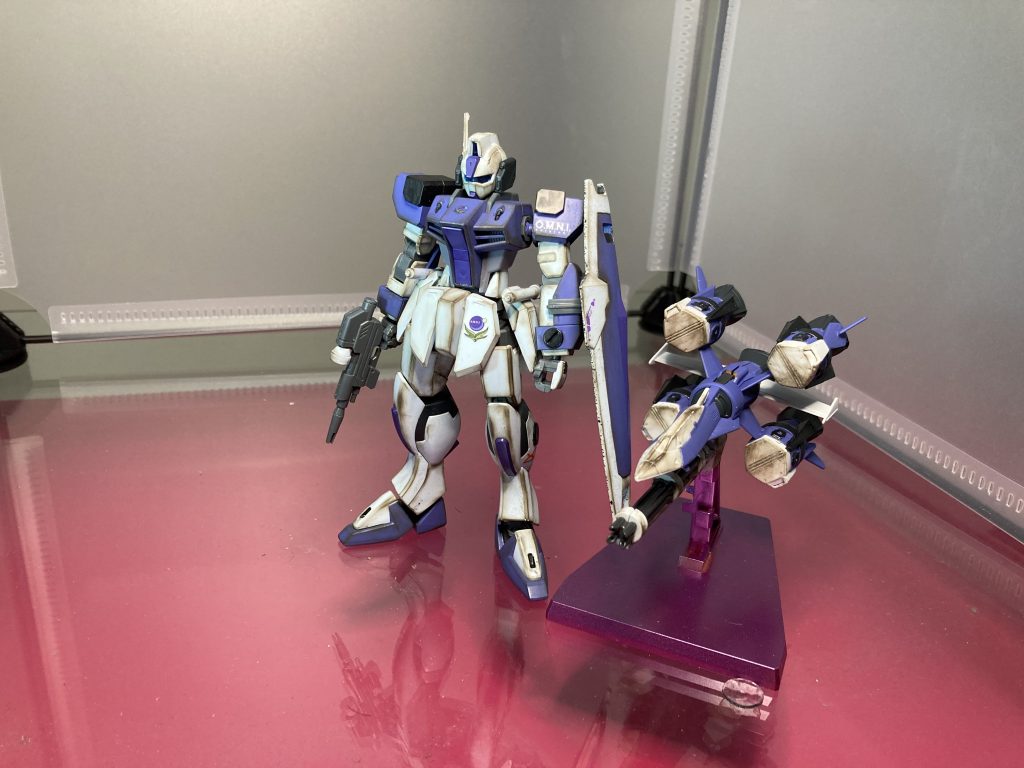 カラーリングに関しては、ゼロ式のメビウスじゃなくて、一般機のメビウスをイメージしたパープルで塗装。後、元々ダガーLのライトグリーンみたいな色が嫌いなので、ホワイトに若干ブルーを混ぜた白でホワイト部分は塗装。ただ、ウェザリングで汚れまくって全然わからないですね…。 ダガーLの各種センサーを強化して、ガンバレルの方にレッドフレームに使われてるハチみたいなAIが搭載されていて、空間認識能力が無くてもガンバレルを操作できる(操作してもらう)的な設定です…。