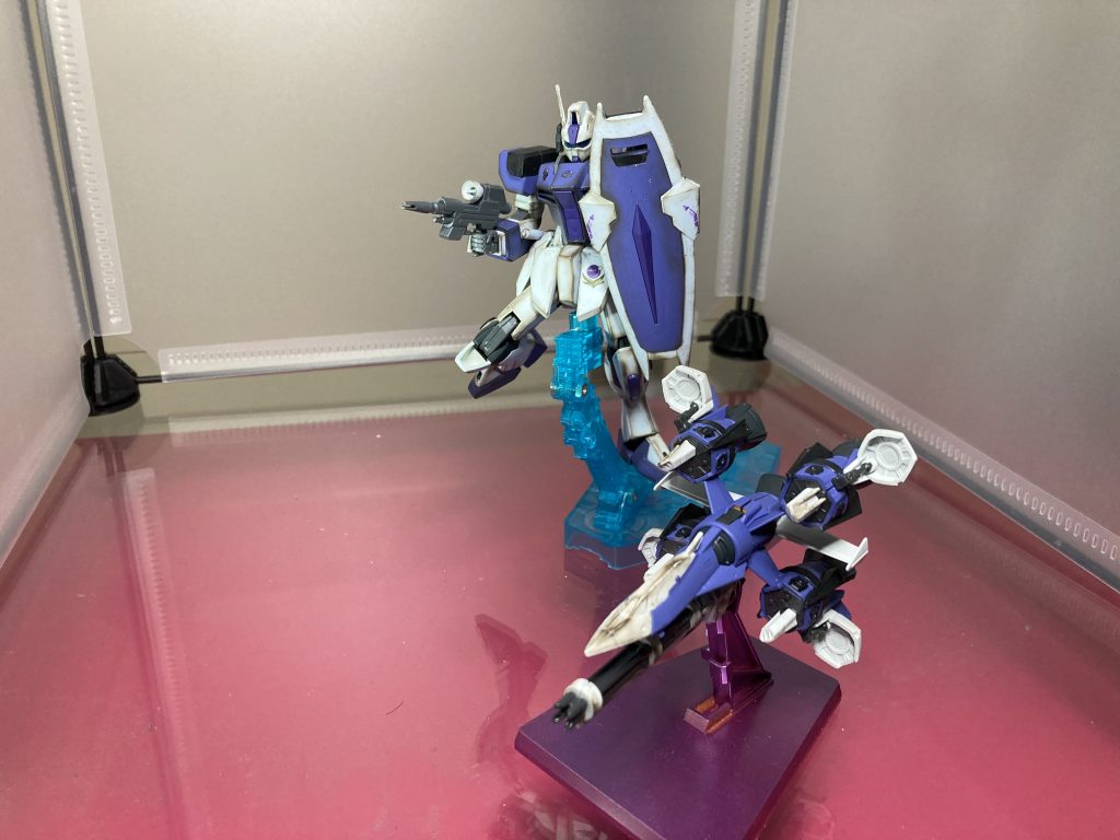 本当はガンバレルを分離させて無線で飛ばしてる感じを再現したかったのですが、手ごろなワイヤーが無いし、展開してワイヤーを取り付けようとしたら砲身とかなんやかんやがポロポロ取れ始めたのでやめました…。