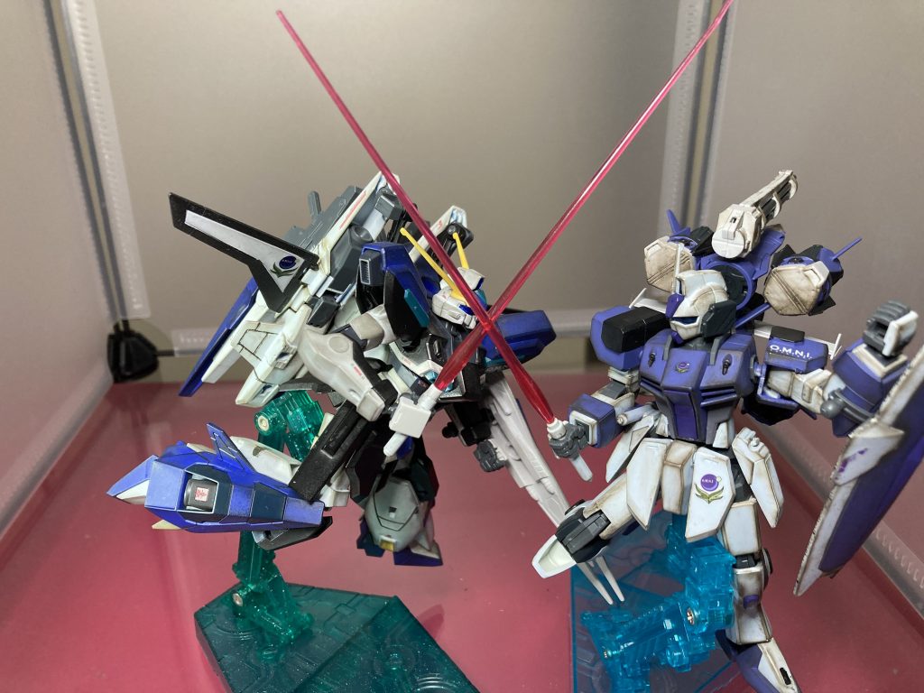 対抗勢力のMSを持ってなかったので、自軍のカスタム機との演習的なイメージで…。昔作ったウィンダムに戦ってもらいました。