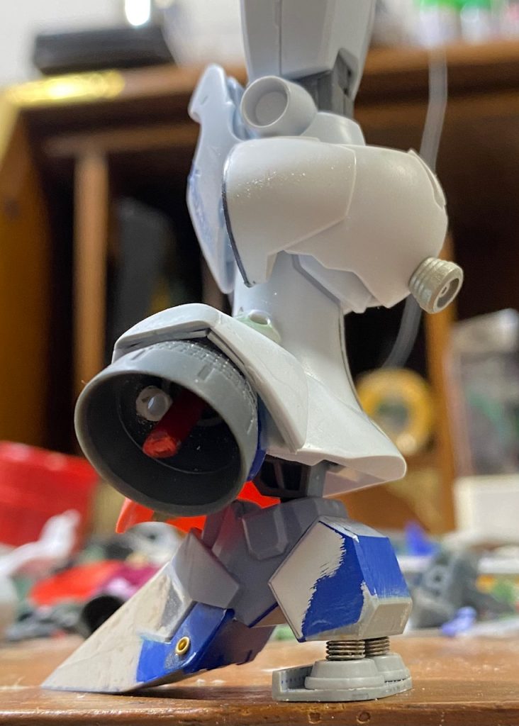 脚部裾フレアについては、前部を延長、後部をカットし、見えるイメージを変えてみました。スネ横の大きなバーニア基部はギャンスロットの肩を使っています。ふくらはぎは筋肉質ぽく且つ獣性を強調できるようなイメージにしたかったので、バルバトスルプスの肩をかぶせてみました。