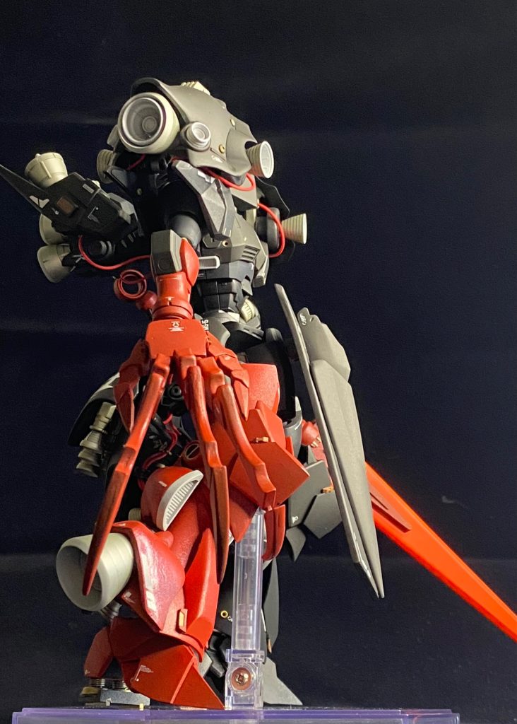 右手についてはゼルトザームをベースに、プラ板で指を巨大化させ、凶悪そうなクローをしつらえました。巨大なクローを用いた実体攻撃は勿論のこと、ビームコーティングを施しており、アストレイブルーフレームのアーマーシュナイダーのように敵のビーム兵器を防御することができるようなオラ設定です。