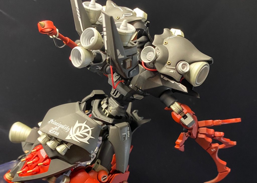 バックパックはSDシナンジュを基部にバウのスラスターをマウントさせ、大型のバーニアをセットすることでメインの推進ユニットの一つとしています。