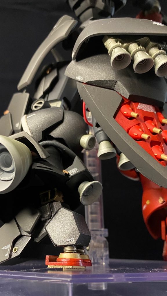 リアスカート部分。近接機体である本機ですが、キュベレイのファンネルをマウントさせることで広範囲の敵機に対しての有用性を兼備させました。またリアスカート裏にはプロペラントタンク直結のスラスターを設置。更に増設スラスターを旧キットシャア専用ゲルググからでっちあげました。