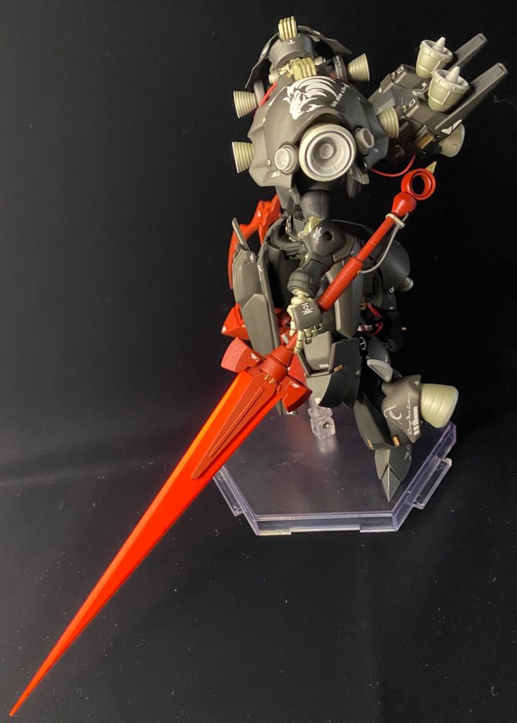 メイン武装はビーム刃部分のみで機体全長に匹敵する大出力のビームサーベルとしました。一番のお気に入り武装になりました。ギャンクリーガーのビームランスをイメージソースとし、プラ棒・プラパイプ・プラ板等で作成しました。