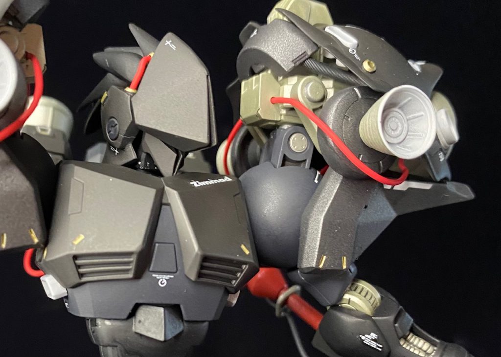 この機体の高機動性を維持するにあたり不可欠な両肩部にスラスターユニットをマウントさせています。