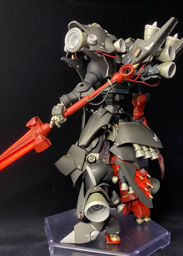 当初はメタリック塗装にしようと思い始めましたが、結局は艶消し仕上げに。黒赤の機体ですが、単調にならないようパーツごとに色目を変えてみました。<カラーレシピ>・黒色部分:アルティメットブラック・グラファイトブラック・メタルブラック・濡烏・赤色部分:紅色・フレイムレッド・サザビーレッドの混色にメタリックレッドを上乗せ・関節部分、バーニア外側:シャンパンゴールド・バーニア内側:スターブライトシルバーとアルティメットホワイトの混色<おわりに>一昨年手を骨折し、半年全く模型製作が出来ず、リハビリも兼ねて昨年から少しづつギャンスロットを触りだしましたが、また製作ができ完成まで持って行けたこと、今回のGBSコンに投稿できたことが嬉しいです。最後までご覧くださいましてありがとうございました。