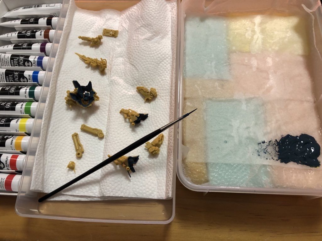 パックで自作したウォーターパレットは調色した塗料をかなり長期間保存できるので、はみ出しても修正できて安心！