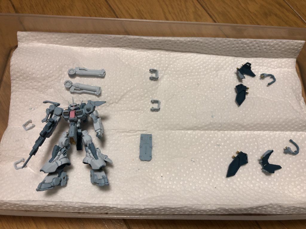 塗装途中の様子。ある程度、塗装しやすいように後ハメ加工をしておきました。