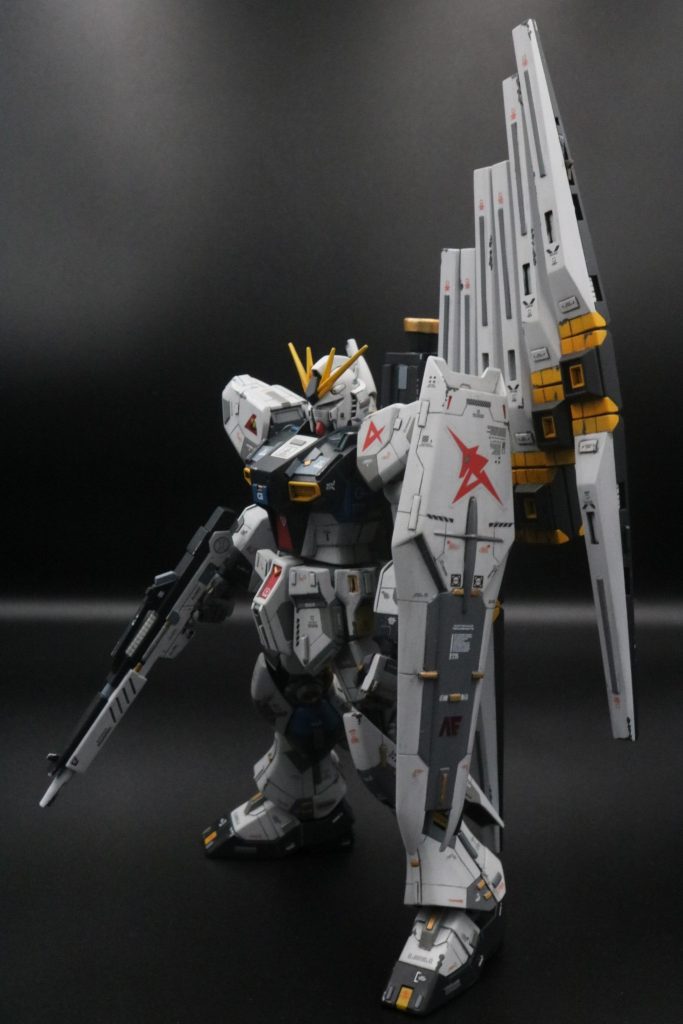 ガンダムの中では一番好きです。援護の艦隊かと思うほどのビームライフルやバルカンのみでギラドーガを撃墜するところ、ピラミッド型のバリア、バズーカだけ残してヤクトドーガを撃墜するところなど、見せ場満載です。「νガンダムは伊達じゃない」