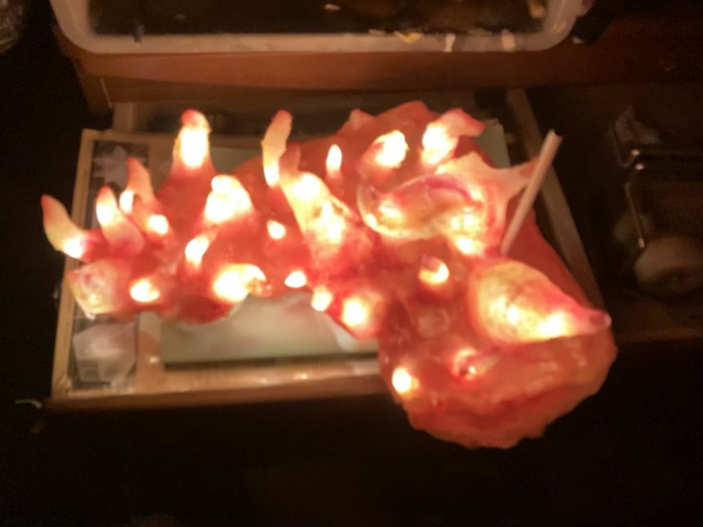 粘土にFRP樹脂を何度も流して作った炎