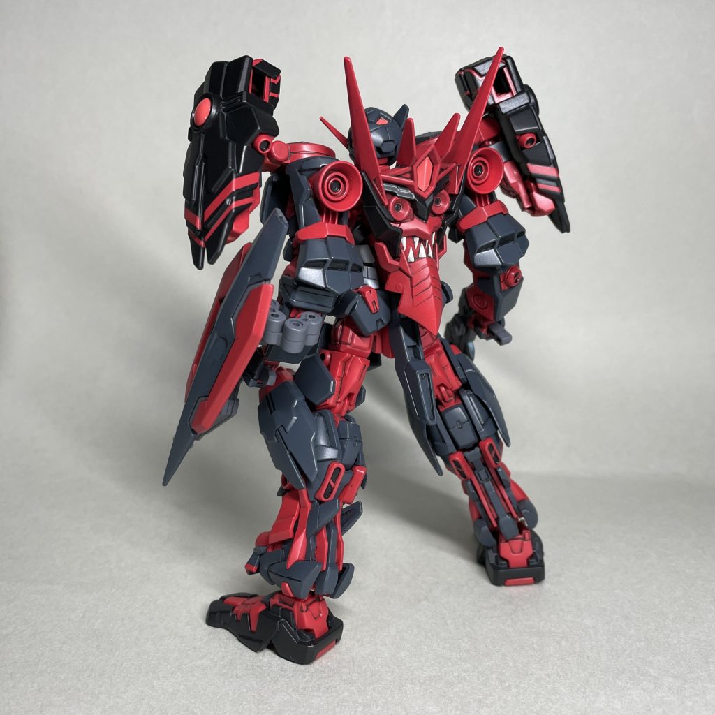 ライフル装備 うしろ HGエクシアのシールドは、取り回ししやすいように一部切り飛ばし、コトブキヤのジョイントを用いて接続しました。